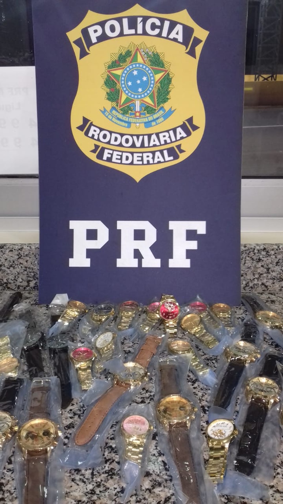 Dentro do veículo, havia os relógios e os agrotóxicos contrabandeados do Paraguai, conforme a polícia — Foto: Polícia Rodoviária Federal/Divulgação