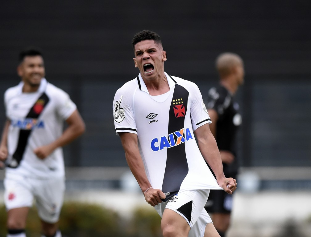 Paulinho comemora golpelo Vasco: atacante está valorizado e é visto como referência para 2018 (Foto: André Durão/GloboEsporte.com)