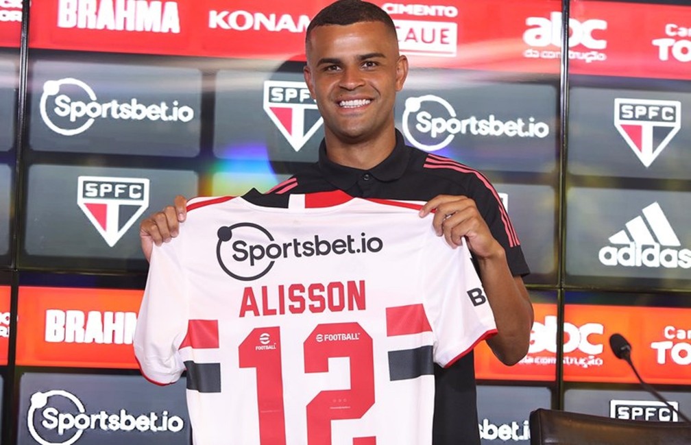 Alisson foi apresentado nesta quarta-feira pelo São Paulo — Foto: Rubens Chiri / saopaulofc.net