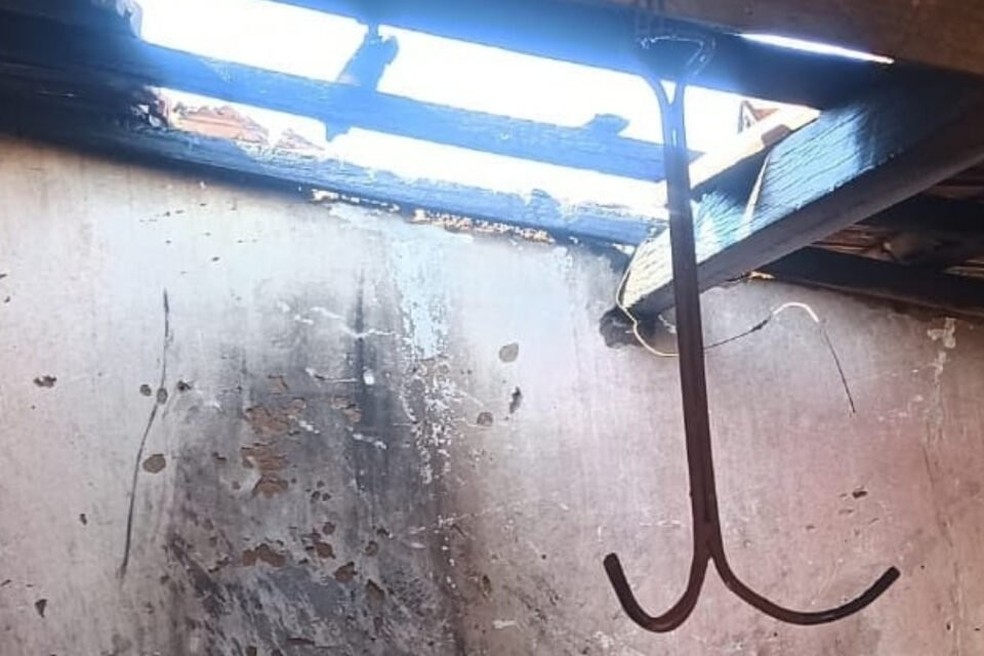 Parte de telhado fica queimado após moradora tentar matar aranhas com maçarico em Iporá — Foto: Reprodução/Corpo de Bombeiros