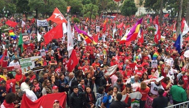 Militantes do PT no centro Curitiba em apoio ao ex-presidente Lula (Foto: Reprodução Facebook/PT)