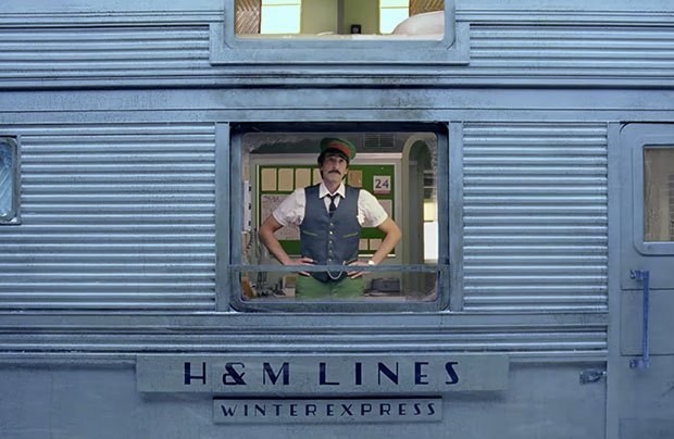 Adrien Brody na campanha da H&M dirigida por Wes Anderson (Foto: Reprodução/Youtube)