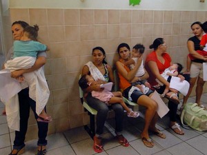 Pacientes aguardam atendimento no Pronto-Socorro Infantil Sandra Celeste, em Natal (Foto: Ricardo Araújo/G1)