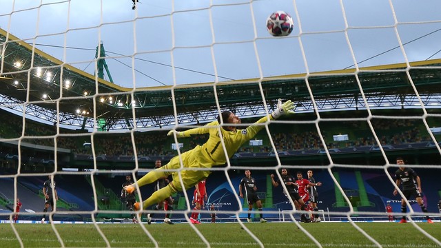 O goleiro Anthony Lopes não consegue evitar o gol de Gnabry, o primeiro do Bayern na partida
