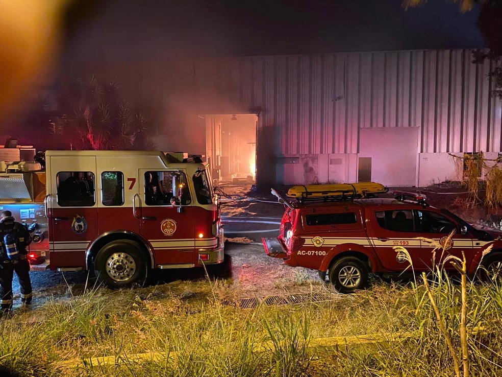 Incêndio atingiu área de fábrica, em Campinas — Foto: Daniel Mafra / EPTV
