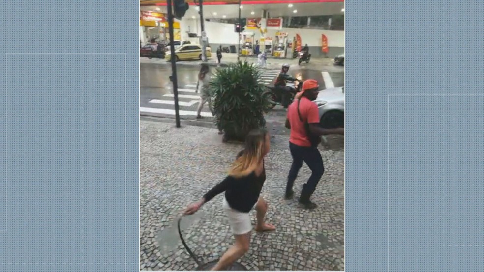 Mulher xinga e agride entregador com coleira no Rio  — Foto: Reprodução/TV Globo 