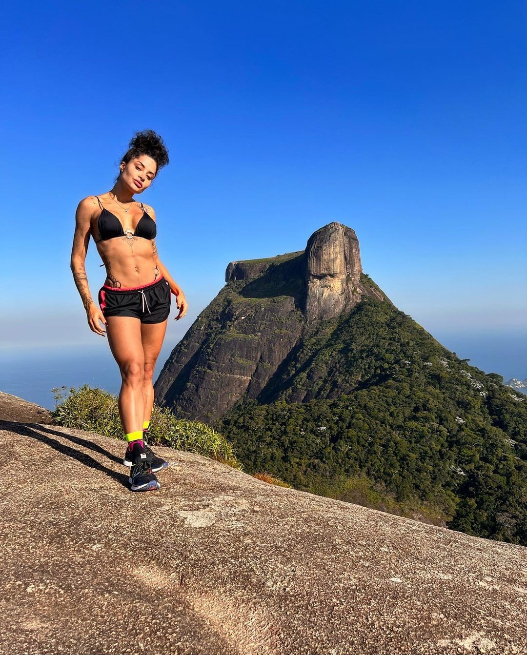 Aline Campos posa no Rio de Janeiro (Foto: Reprodução Instagram)