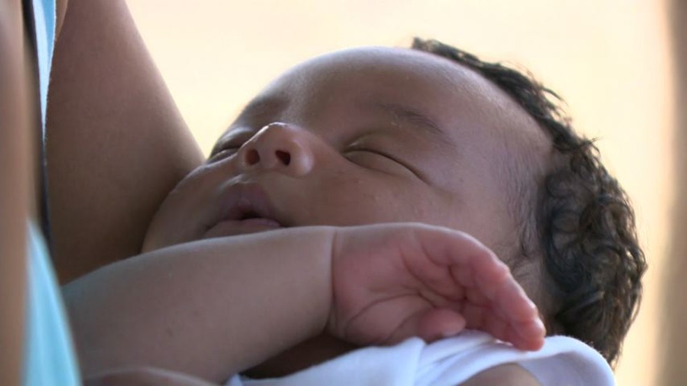 Bebê de 17 dias foi salvo por policiais militares — Foto: Reprodução/ TV Gazeta