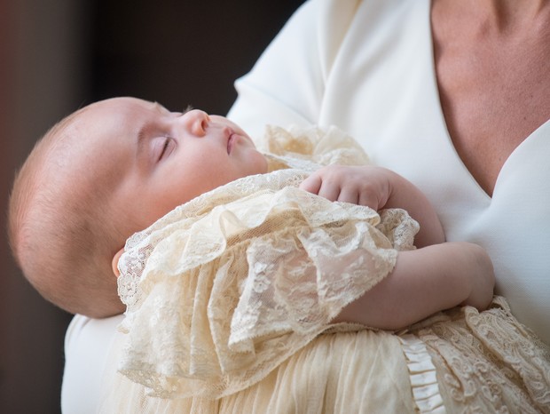 O príncipe Louis chegou ao local de seu batizado dormindo (Foto: Getty Images)