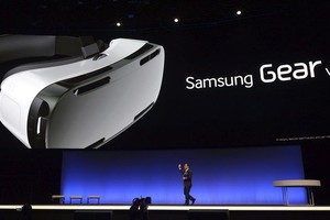 Óculos de realidade virtual, da Samsung, que poderá ser usado com smartphone (Foto: Agência EFE)