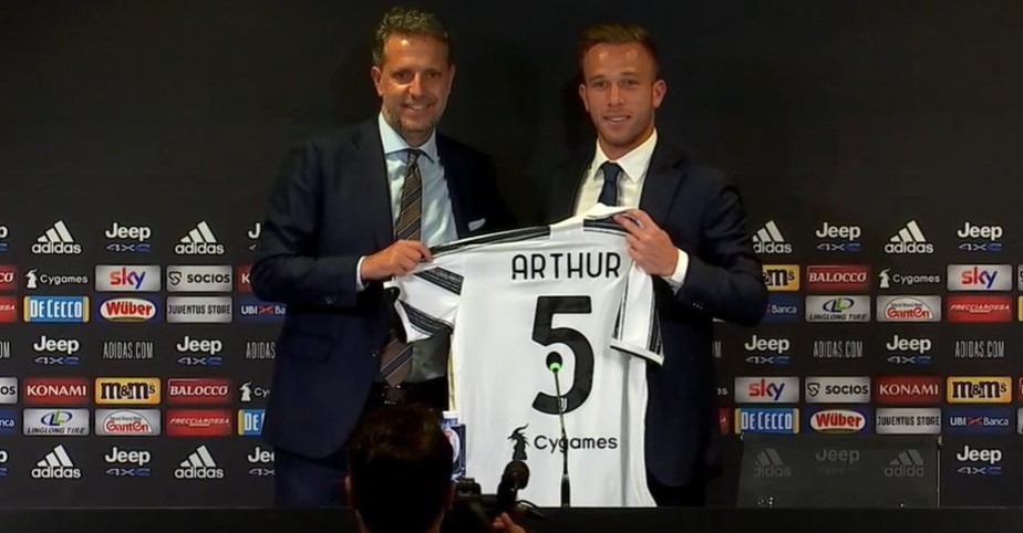 Apresentado na Juventus, Arthur celebra poder jogar com Cristiano Ronaldo: “Sonho realizado”