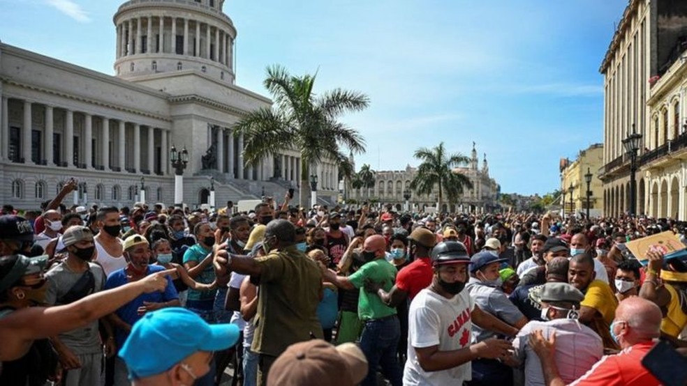 Protestos começaram na cidade de San Antonio de los Baños, no sudoeste de Havana e, desde então, se espalharam por todo o país — Foto: Getty Images/Via BBC