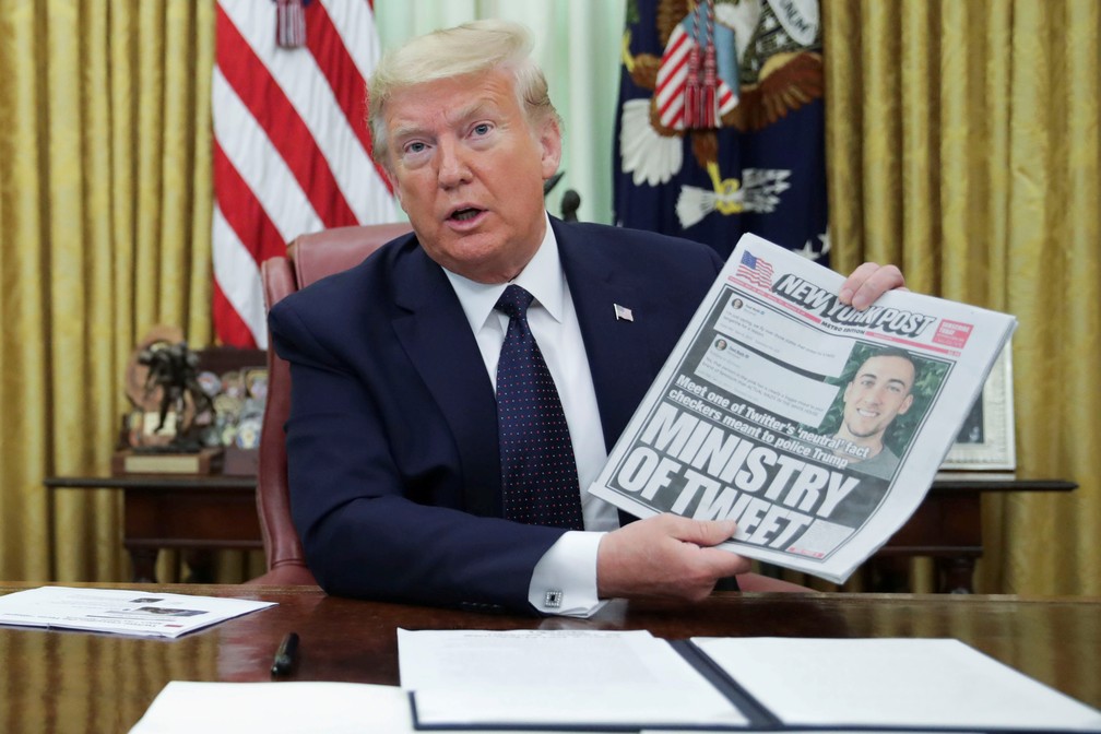 O presidente dos EUA Donald Trump exibe a primeira página do New York Post enquanto fala com repórteres durante assinatura de uma ordem executiva sobre empresas de mídia social no Salão Oval da Casa Branca, em Washington, nos EUA, na quinta-feira (28) — Foto: Jonathan Ernst/Reuters