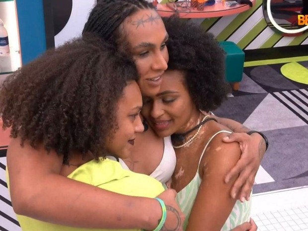 O abraço das comadres -- Jessi, Linn e Nat -- no BBB22 (Foto: TV Globo)
