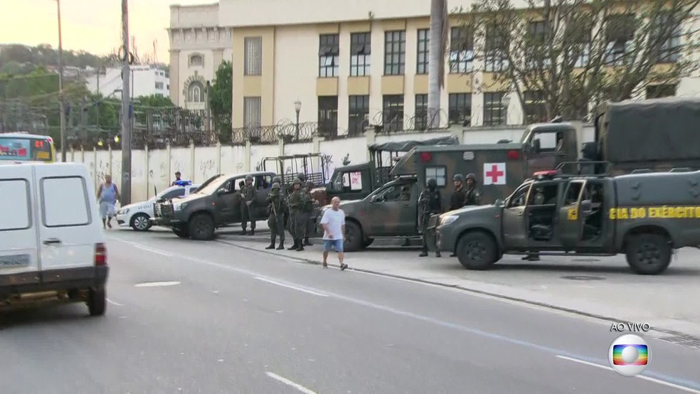 Carros das forças de segurança em rua do Centro do Rio de Janeiro. (Foto: Reprodução/ TV Globo)