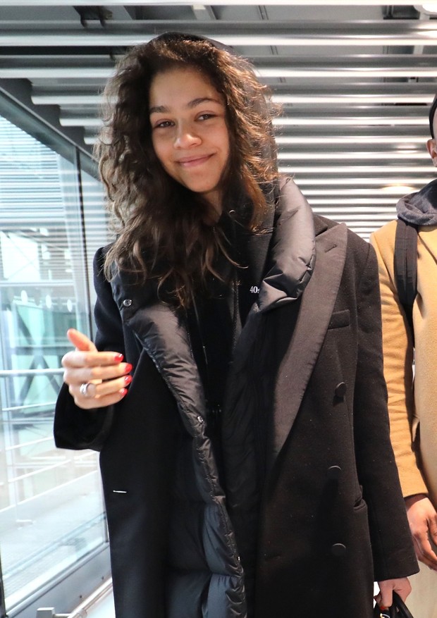 ** RIGHTS: ONLY UNITED STATES, BRAZIL, CANADA ** London, UNITED KINGDOM  - The American actress and Disney star Zendaya arrives all smiles and well wrapped up from the chilly conditions in the UK as she arrives at London's Heathrow Airport.Pictured: Z (Foto: BACKGRID)
