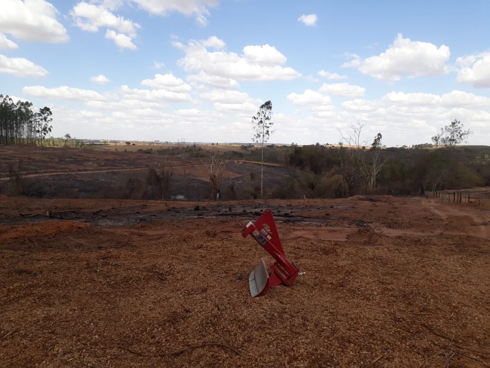 Sitiante é multado em quase R$ 21 mil pelo uso irregular de fogo — Foto: Polícia Ambiental 
