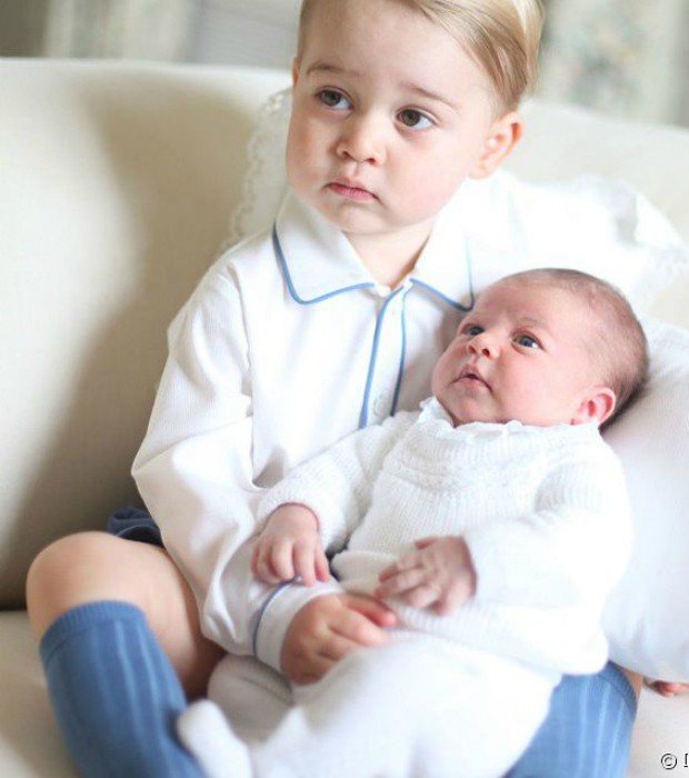 Príncipe George com a então recém-nascida Charlotte (Foto: Reprodução/Kensington Royal/Instagram)