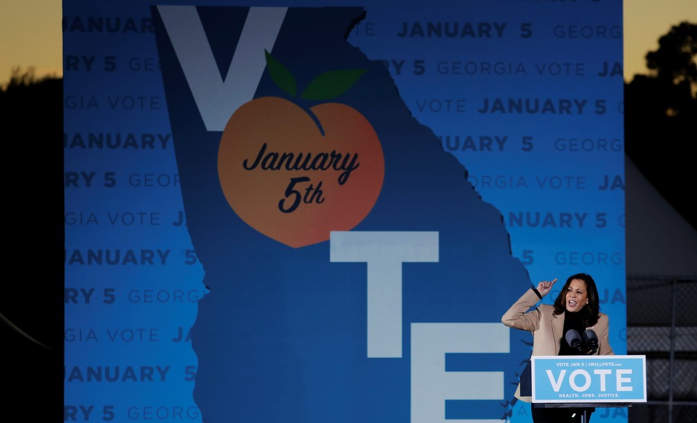 Kamala Harris, vice-presidente eleita dos EUA, participa de comício no domingo (3) em Savanah, na Geórgia, pedindo votos aos candidatos democratas ao Senado — Foto: Mike Segar/Reuters