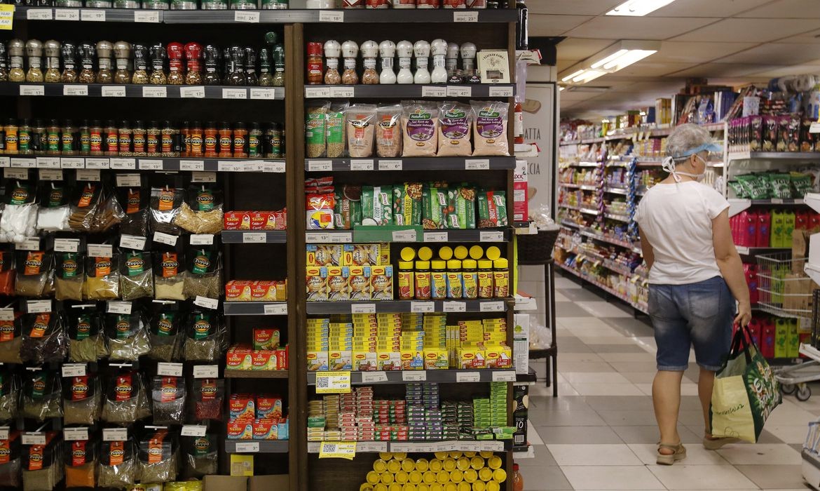 Novas regras valem para produtos de supermercado como refrigerantes e itens de limpeza (Foto: Tânia Rêgo/Agência Brasil)