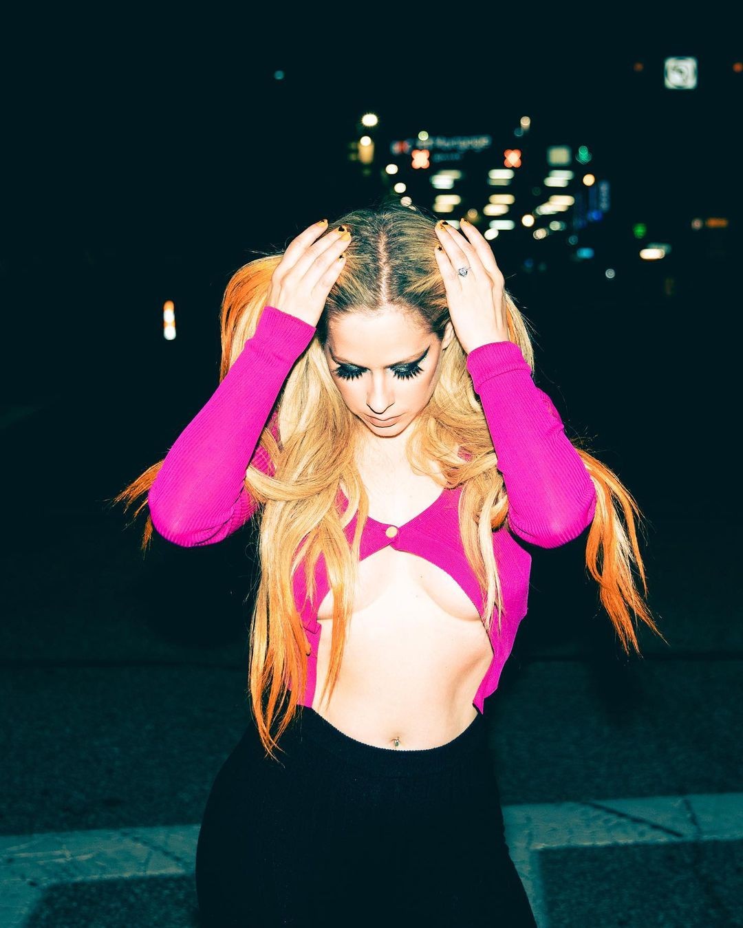 Avril Lavigne aposta em decote underboob (Foto: Reprodução/Instagram)