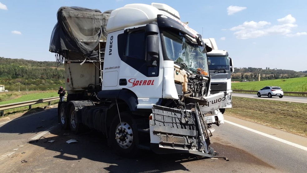 Acidente deixou frente de carreta destruída no Anel Viário de Piracicaba — Foto: Edijan Del Santo/EPTV