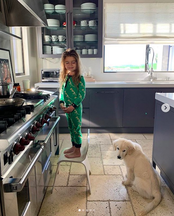 O filho de 5 anos de Kourtney Kardashian brincando em frente ao fogão com o cachorriho da família (Foto: Instagram)