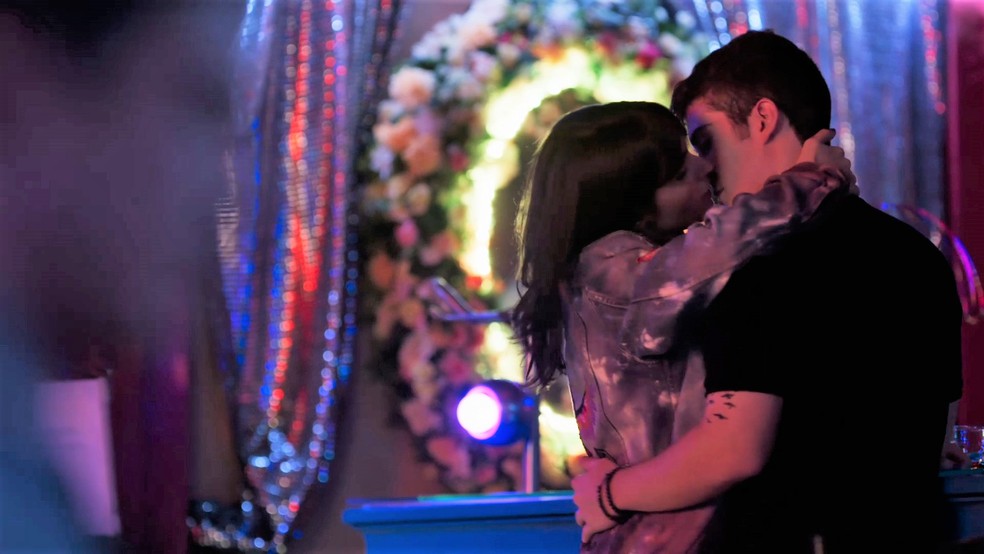 Guilherme (Mateus Solano) irá flagrar Flávia (Valentina Herszage) beijando Gabriel (Caio Manhente) em 'Quanto Mais Vida Melhor!' — Foto: Globo