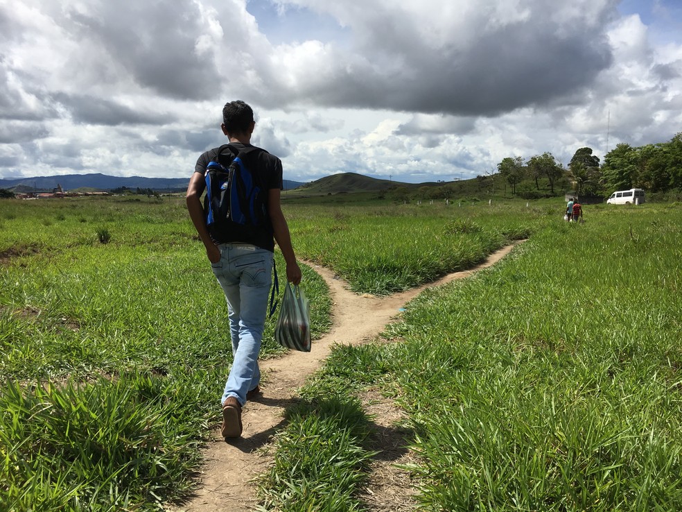 Venezuelano percorre rota clandestina na fronteira do país: 'estou levando remédios' (Foto: Emily Costa/G1 RR)