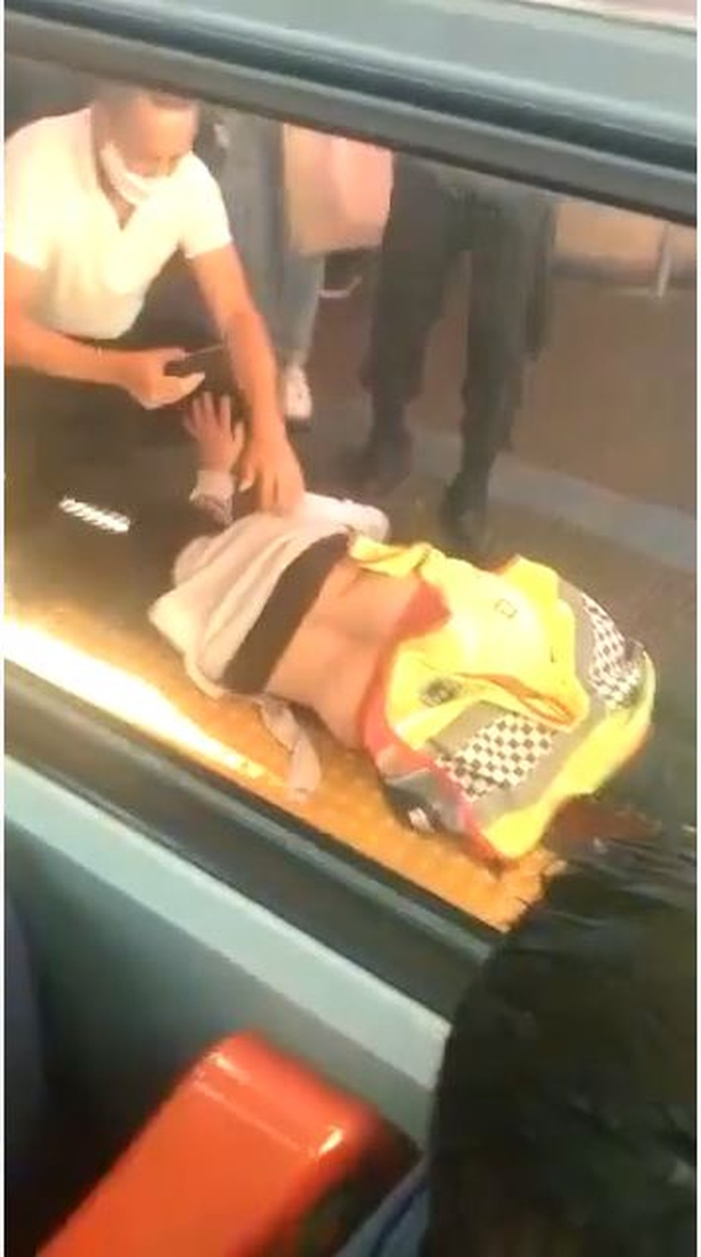 Passageira é atendida após cair em vão da CPTM e ficar gravemente ferida — Foto: Arquivo pessoal