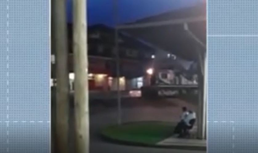 Vídeo mostra momento em que carro é arrastado por trem em SC