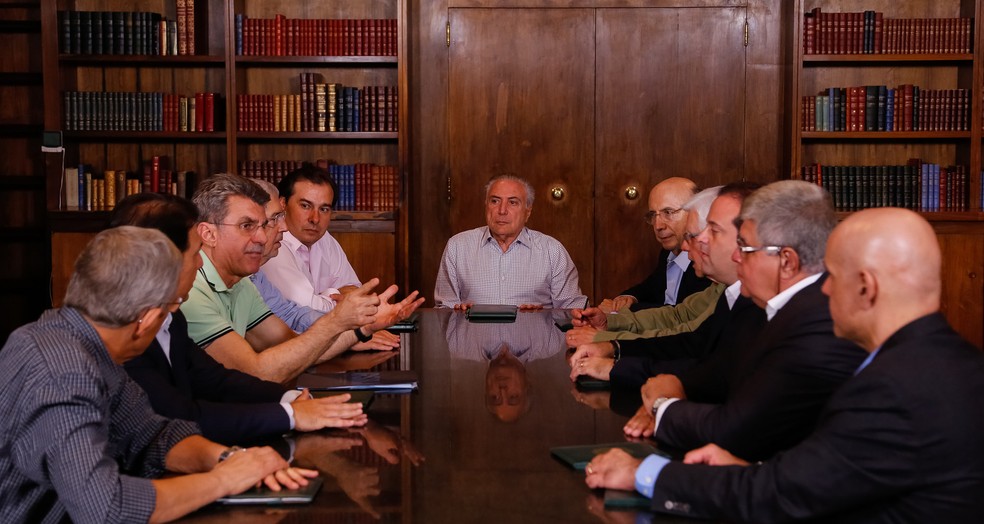 O presidente Michel Temer (centro), durante reunião com ministros, senadores e deputados neste domingo (16) (Foto: Marcos Corrêa/PR)