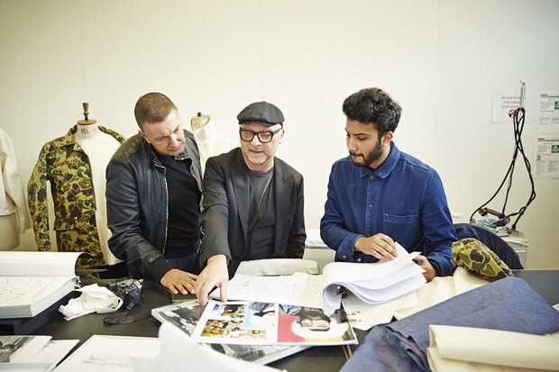 Stefano (left) and Domenico (right) talk to a Central Saint Martins MA Student (Foto: Dolce & Gabbana)
