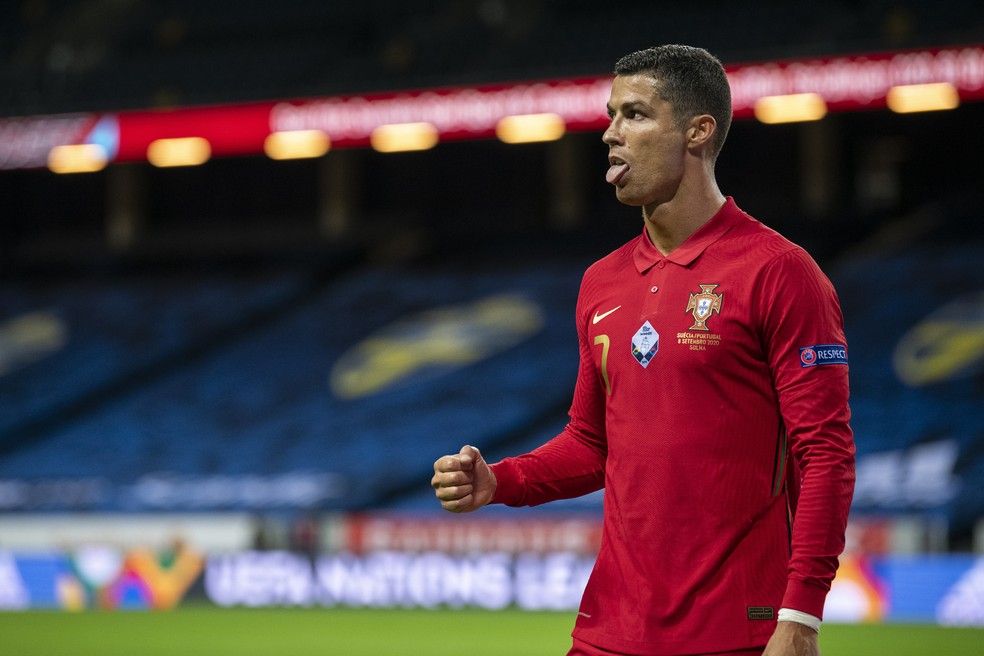Cristiano Ronaldo comemora um de seus dois gols contra a Suécia — Foto: David Lidstrom/Getty Images