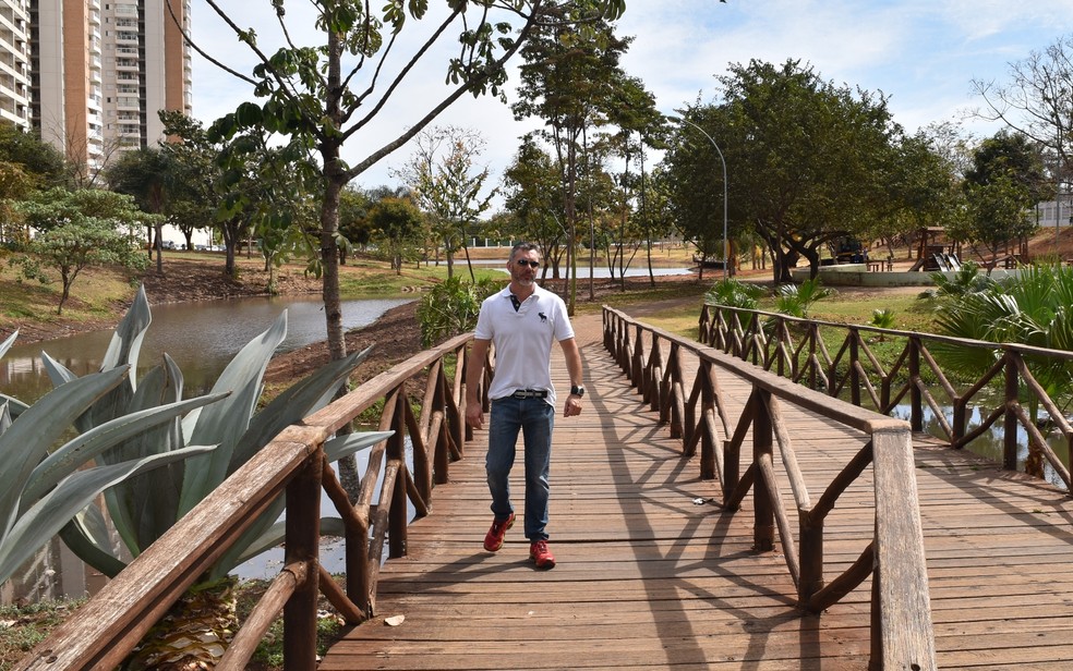 Leonardo Campos afirma que o lago voltou a dar vida ao parque (Foto: Paula Resende/ G1)
