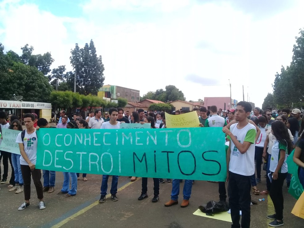 Estudantes de Araguatins fazem passeata pela cidade — Foto: Divulgação