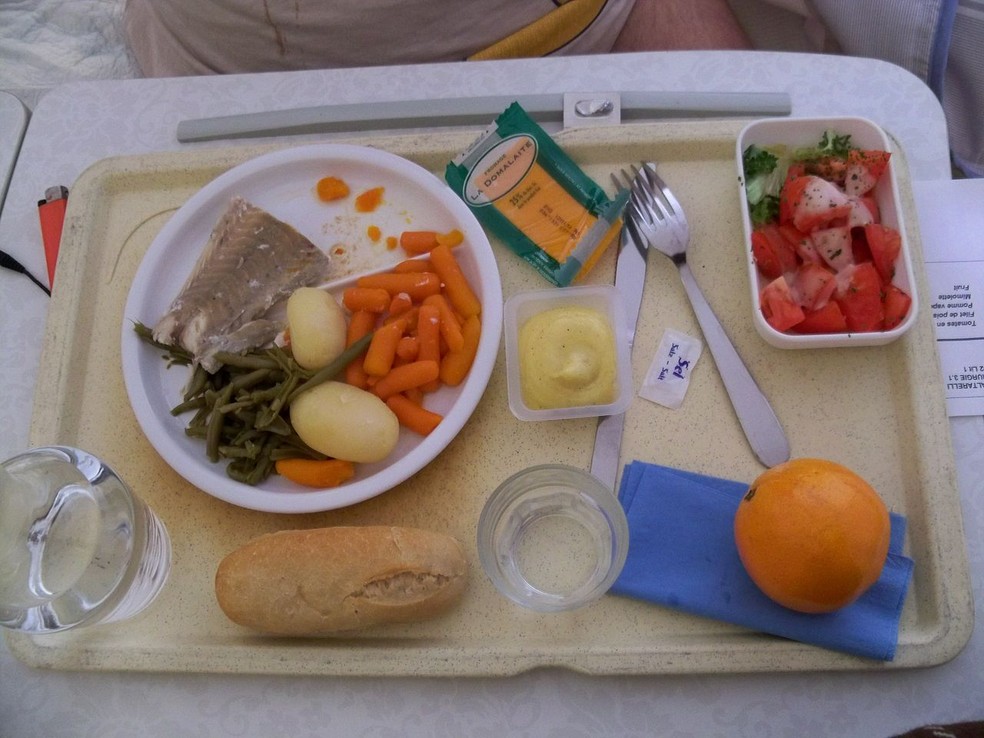 Comida de hospital: maioria come no máximo metade do que está no prato e esse déficit nutricional coloca um em cada três adultos em situação de risco — Foto: https://commons.wikimedia.org/wiki/Category:Hospital_food#/media/File:Plateau_repas_hopital.JPG