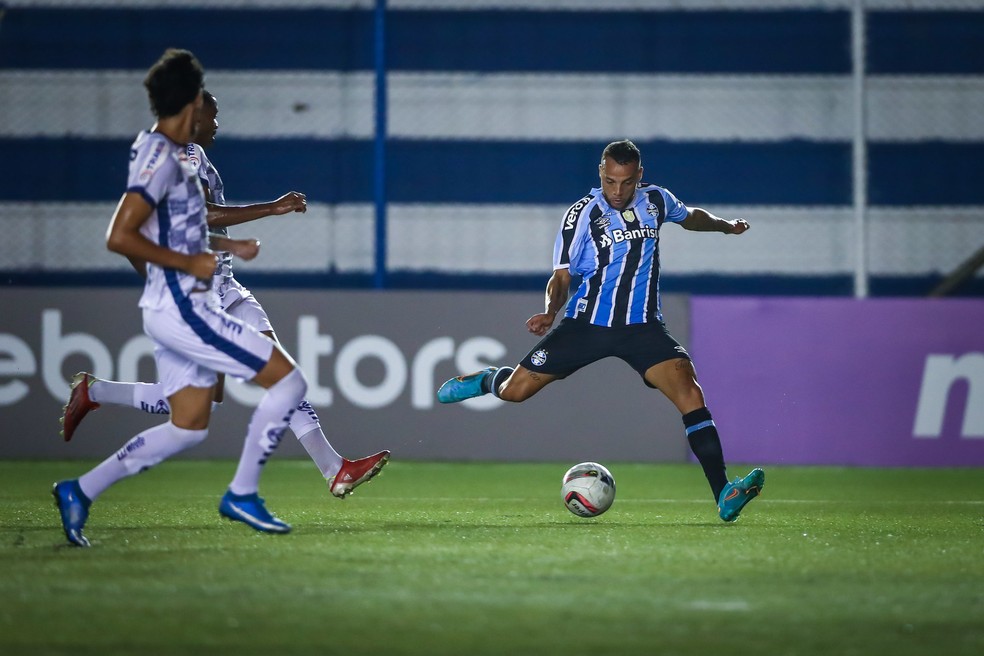 Lance em que Guilherme desperdiça chance de marcar pelo Grêmio — Foto: Lucas Uebel/Grêmio