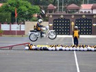 Soldado salta de moto sobre 21 colegas em evento na Índia