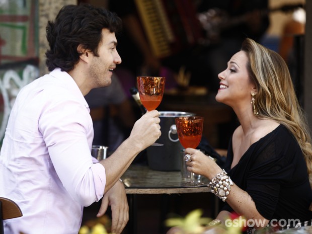 Shirley e Laerte brindam juntos e felizes. Mas a quê? (Foto: Inácio Moraes/TV Globo)