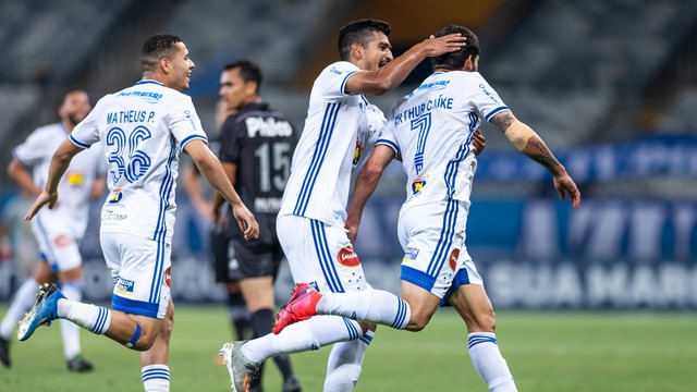 Jogadores do Cruzeiro comemoram o gol de Arthur Caíke contra a Ponte Preta