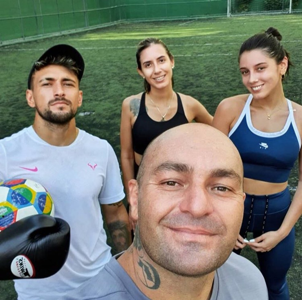 Esposa de Arrascaeta, Camila postou foto com o meia, amiga e personal — Foto: Reprodução Instagram