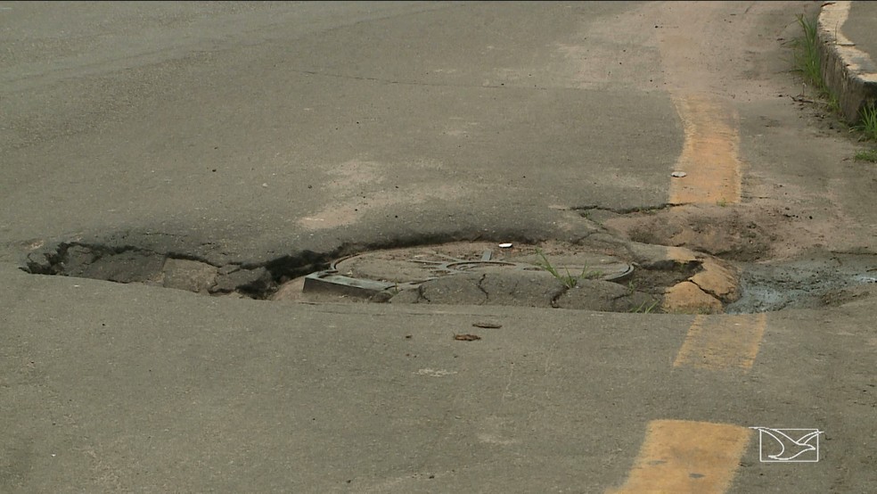 PrÃ³ximo a rampa Campos Melo a pista estÃ¡ afundando (Foto: ReproduÃ§Ã£o/TV Mirante)