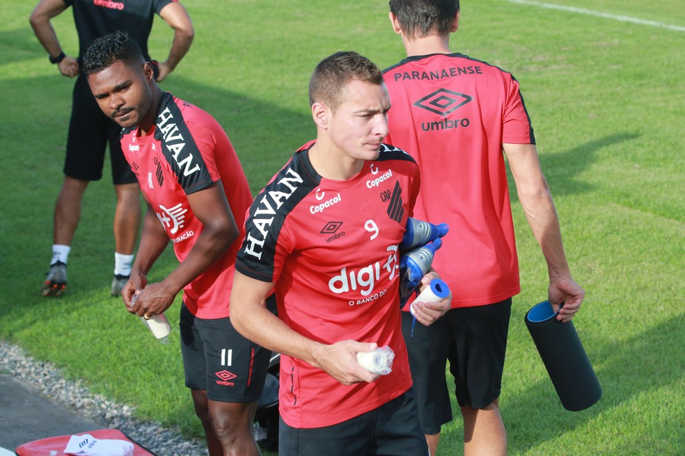 Nikão e Marco Ruben antes do aquecimento — Foto: Kid Junior/GloboEsporte.com/ce