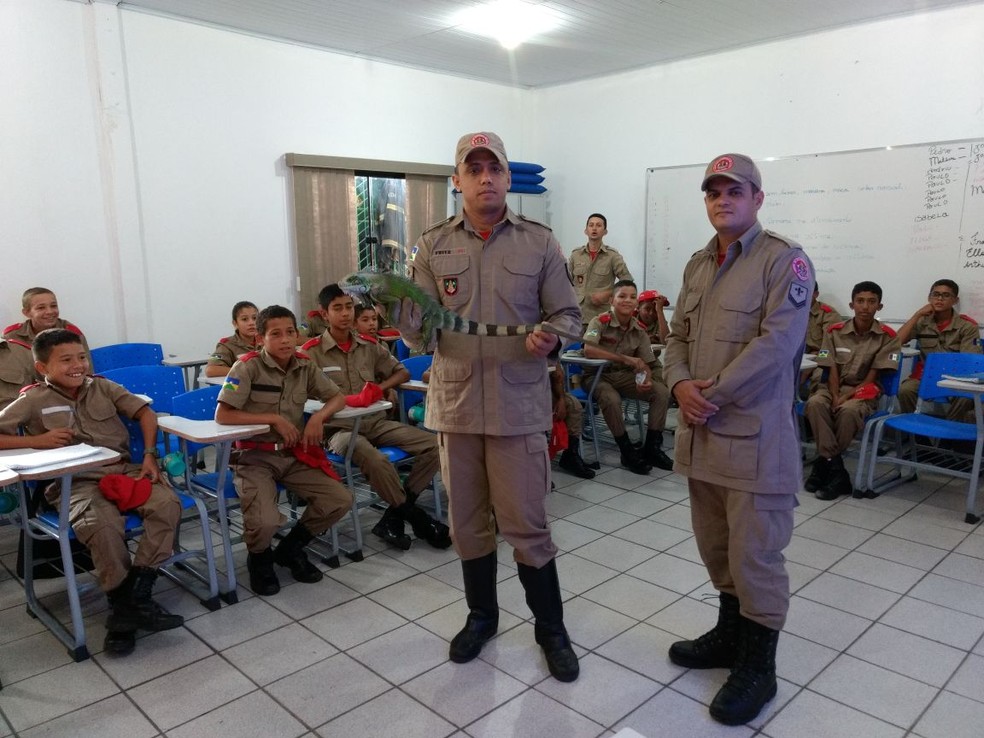 Alunos do projeto Bombeiro Mirim se entusiasmaram ao ver a iguana em Ouro Preto do Oeste (Foto: Bombeiros Militar de Ouro Preto do Oeste/Divulgação)