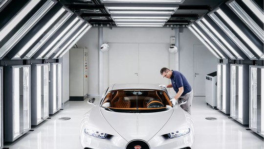 Bugatti gasta quase 30 dias de trabalho só para pintar um de seus hipercarros