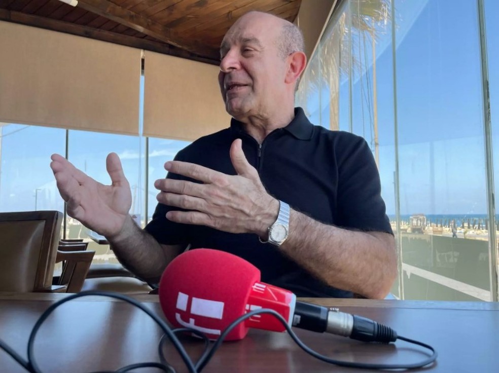 O experiente ex-deputado Moustapha Allouche, fundador do Movimento do Futuro, partido do ex-primeiro-ministro Saad Hariri e uma das forças políticas mais importantes do Líbano, durante entrevista para a RFI em Tripoli (norte), em 12 de maio de 2022 — Foto: Marcia Bechara/RFI