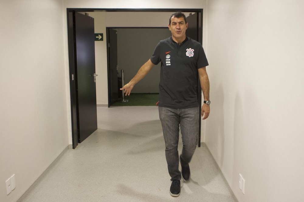 Corinthians tenta usar jogadores para abater multa de Carille, mas vê negociação difícil com árabes