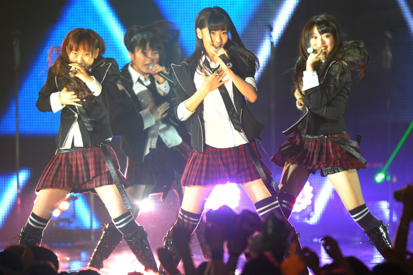 Banda AKB48 em apresentação na TV japonesa em 2011. (Foto: Getty Images)