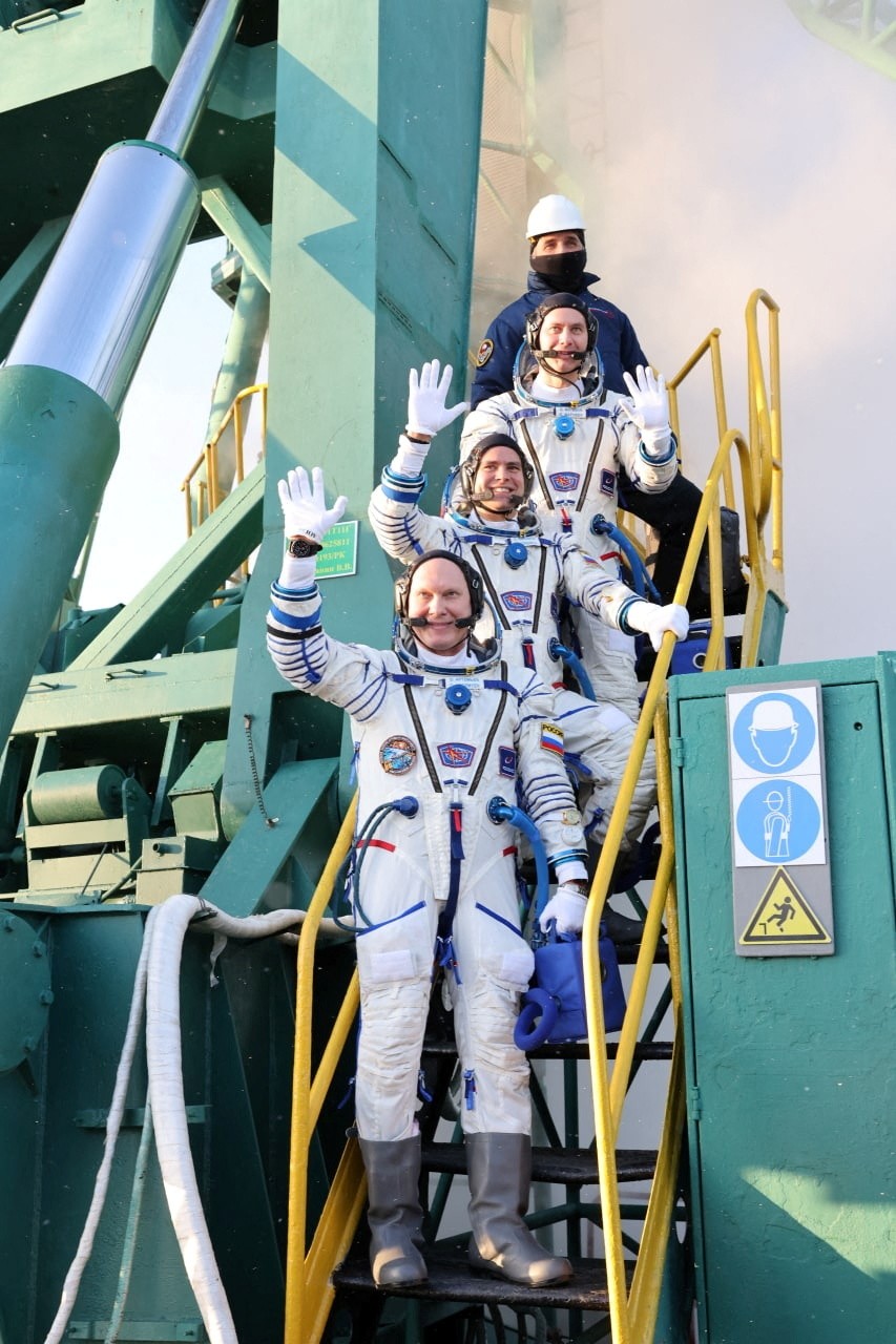 Nova tripulação russa de cosmonautas chega à Estação Espacial Internacional